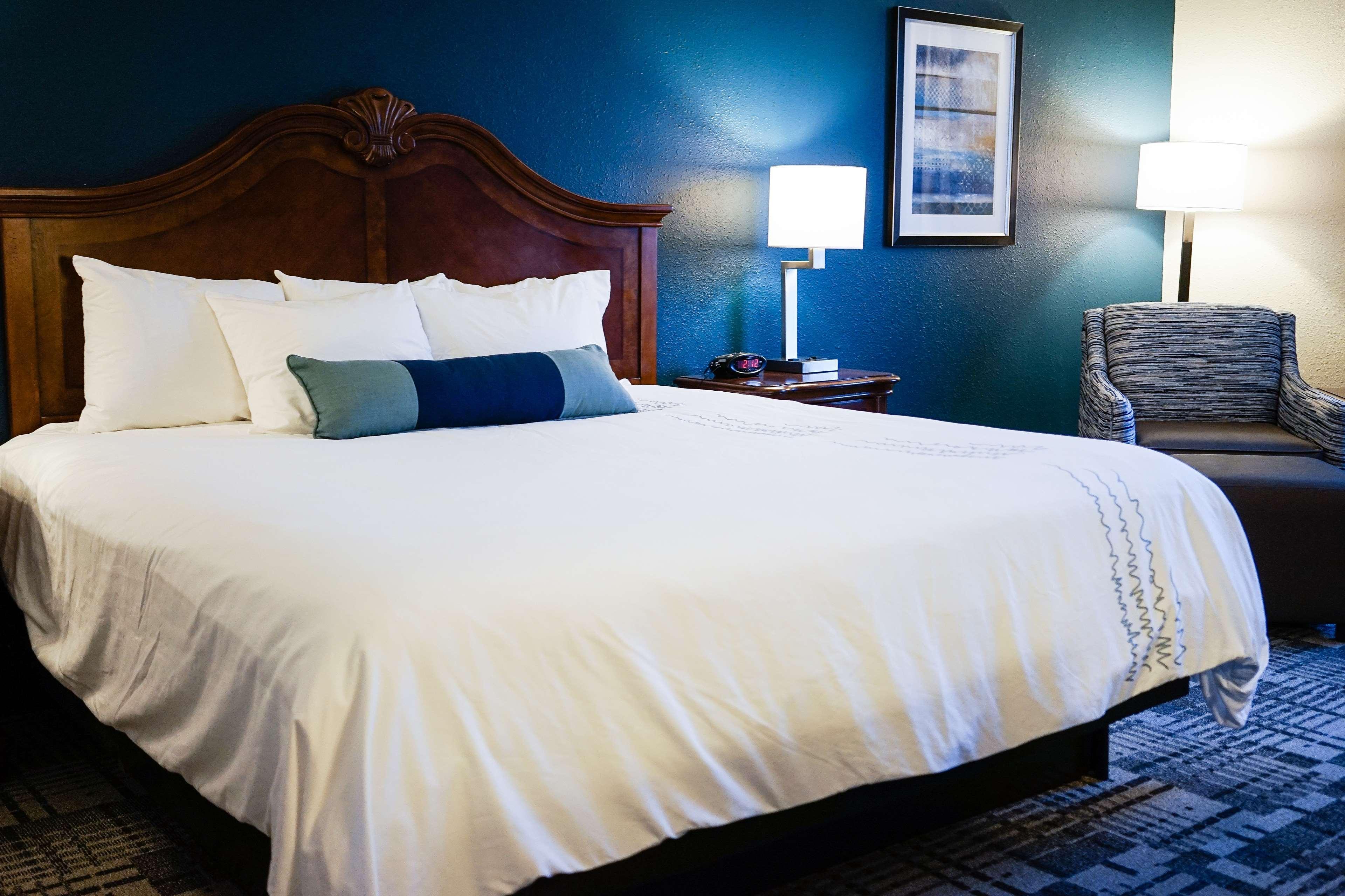Best Western Plus Dubuque Hotel And Conference Center Exterior photo