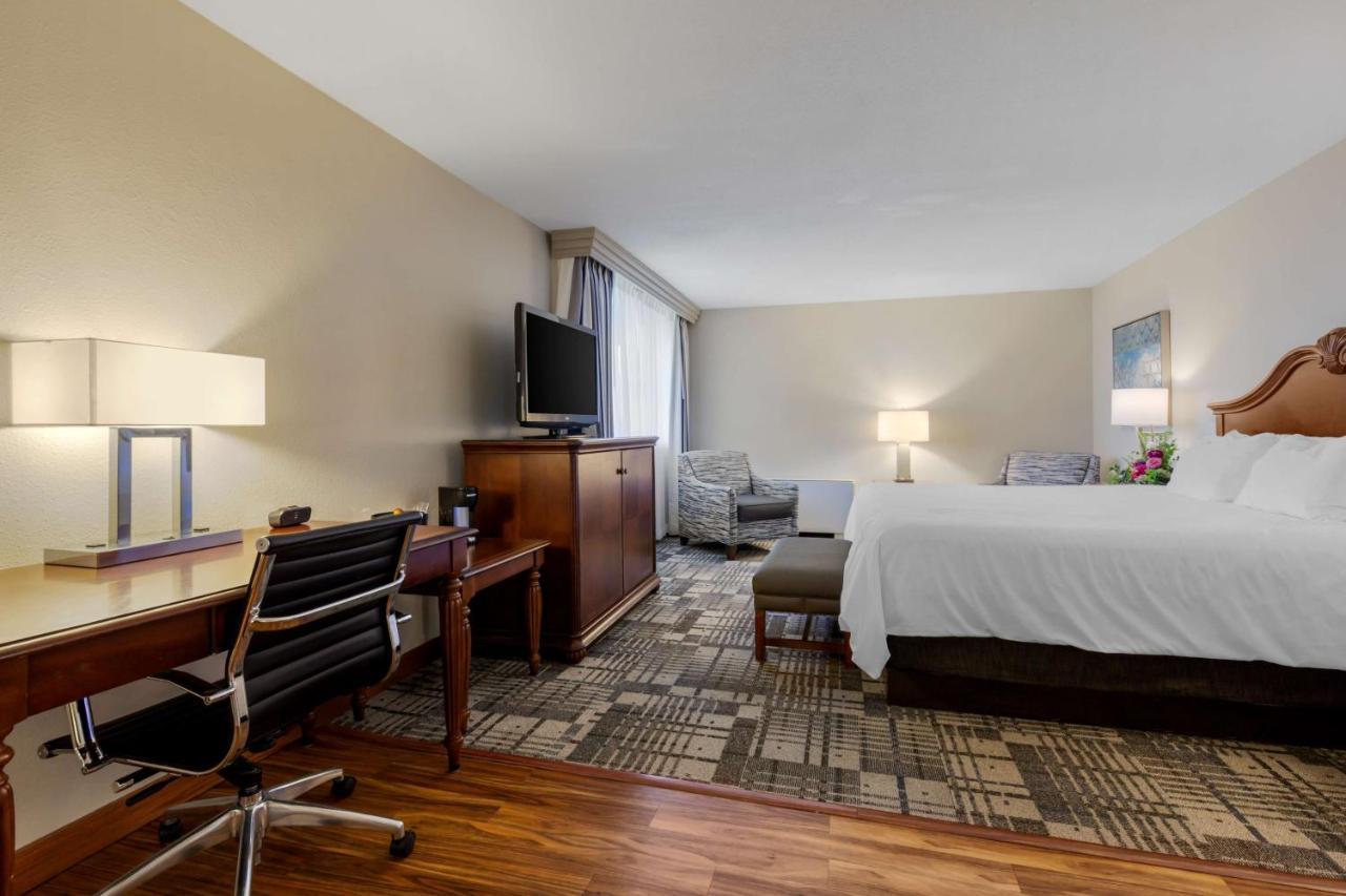 Best Western Plus Dubuque Hotel And Conference Center Exterior photo