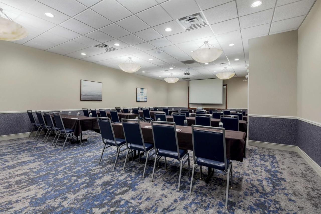 Best Western Plus Dubuque Hotel And Conference Center Exterior photo